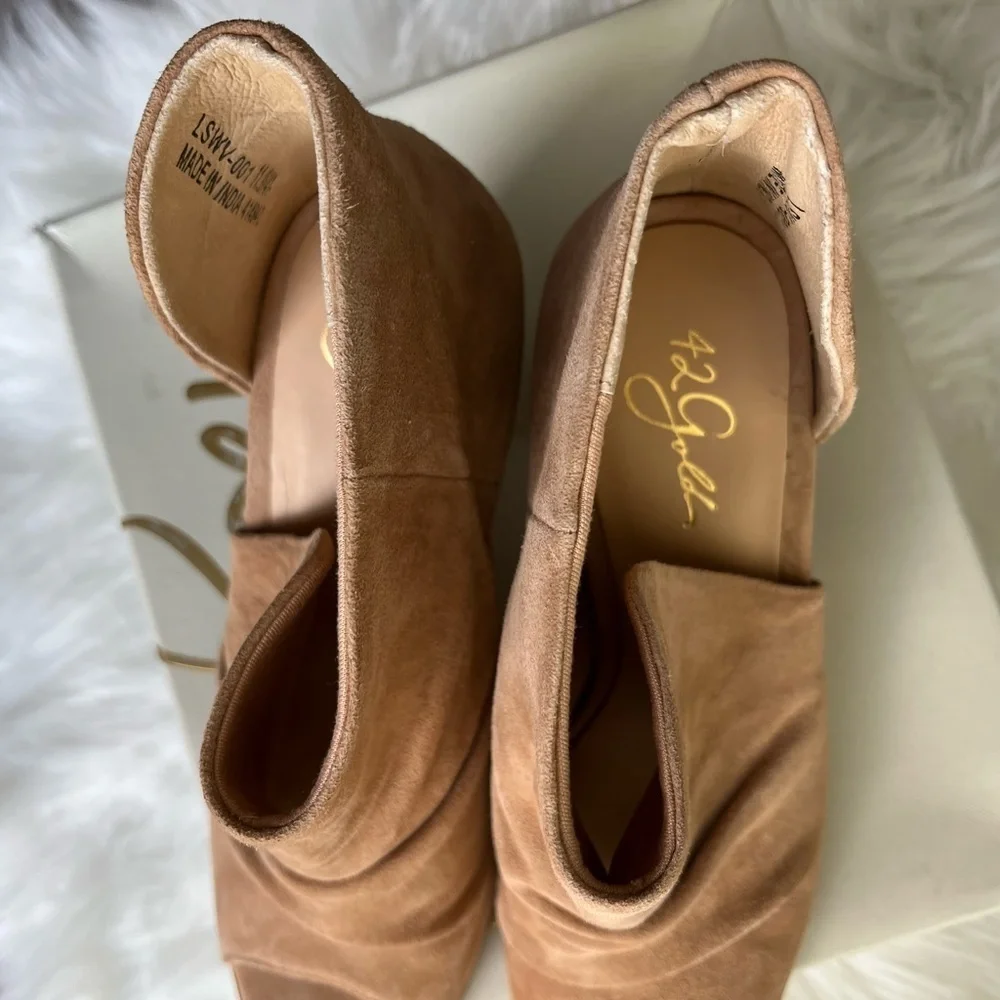 🆕42 Gold Women's Natural/Beige Suede Open Toe Booties Size 11